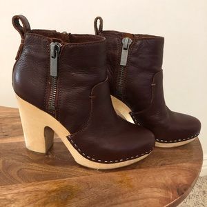 Dolce vita wine colored clog booties